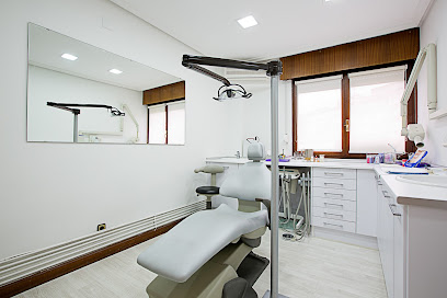 Torrelavega - CLINICA DENTAL RUIZ - CAPILLAS SALA - Centro Dental